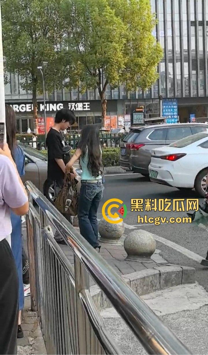 重庆渣男多次出轨被女友当街教训!肘击扇脸一顿狂揍,高跟鞋拔子差点上脸,最后道歉还发QQ空间!-10