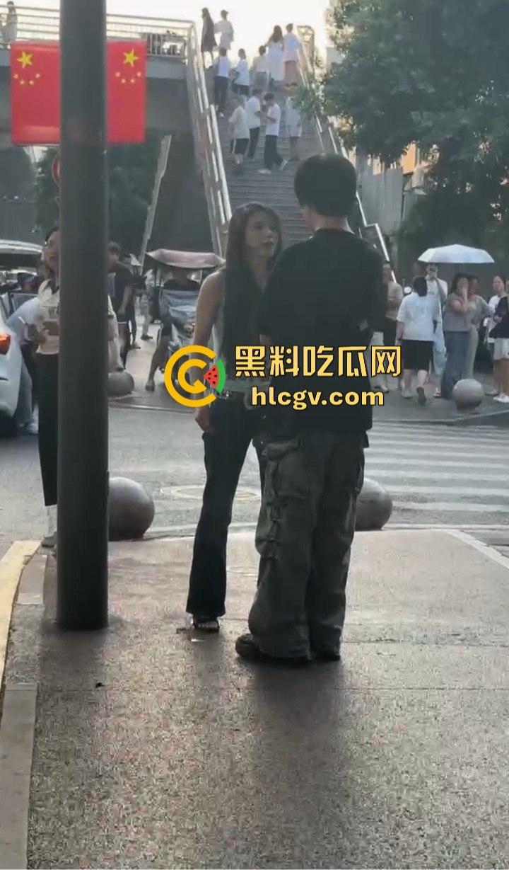 重庆渣男多次出轨被女友当街教训!肘击扇脸一顿狂揍,高跟鞋拔子差点上脸,最后道歉还发QQ空间!-12