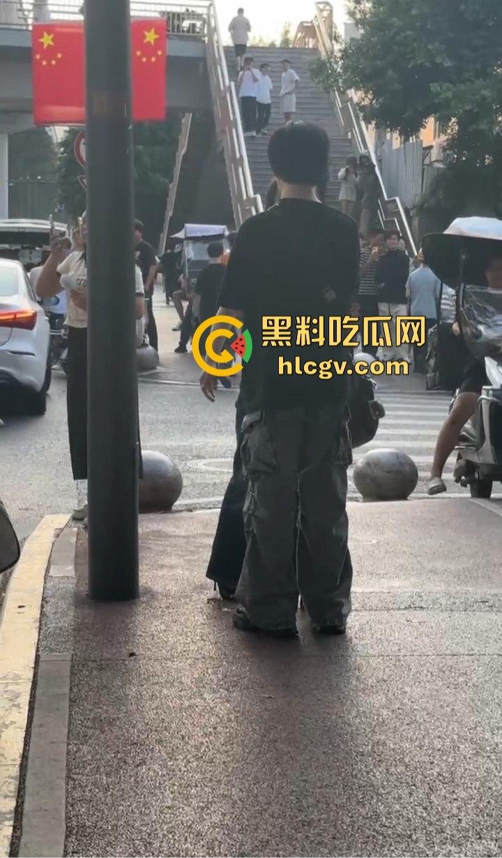 重庆渣男多次出轨被女友当街教训!肘击扇脸一顿狂揍,高跟鞋拔子差点上脸,最后道歉还发QQ空间!-14