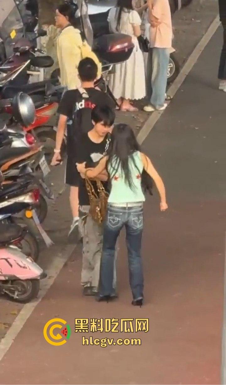 重庆渣男多次出轨被女友当街教训!肘击扇脸一顿狂揍,高跟鞋拔子差点上脸,最后道歉还发QQ空间!-15