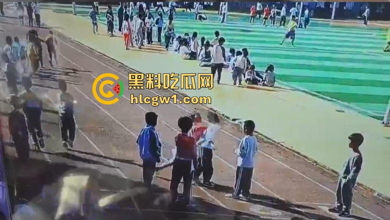 河北承德小学惊现暴力小萝莉!操场上猛踢同班男孩,下脚毫不留情,果然小小年纪就带劲!-1