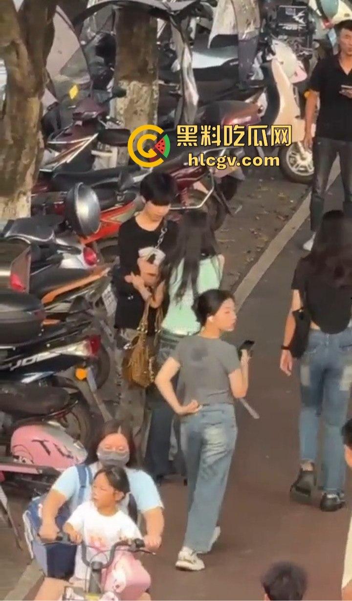 重庆渣男多次出轨被女友当街教训!肘击扇脸一顿狂揍,高跟鞋拔子差点上脸,最后道歉还发QQ空间!-16