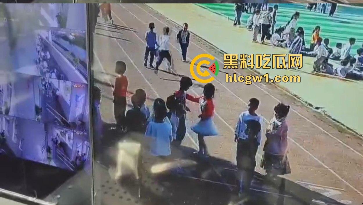 河北承德小学惊现暴力小萝莉!操场上猛踢同班男孩,下脚毫不留情,果然小小年纪就带劲!-3