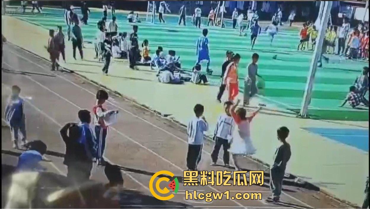 河北承德小学惊现暴力小萝莉!操场上猛踢同班男孩,下脚毫不留情,果然小小年纪就带劲!-5