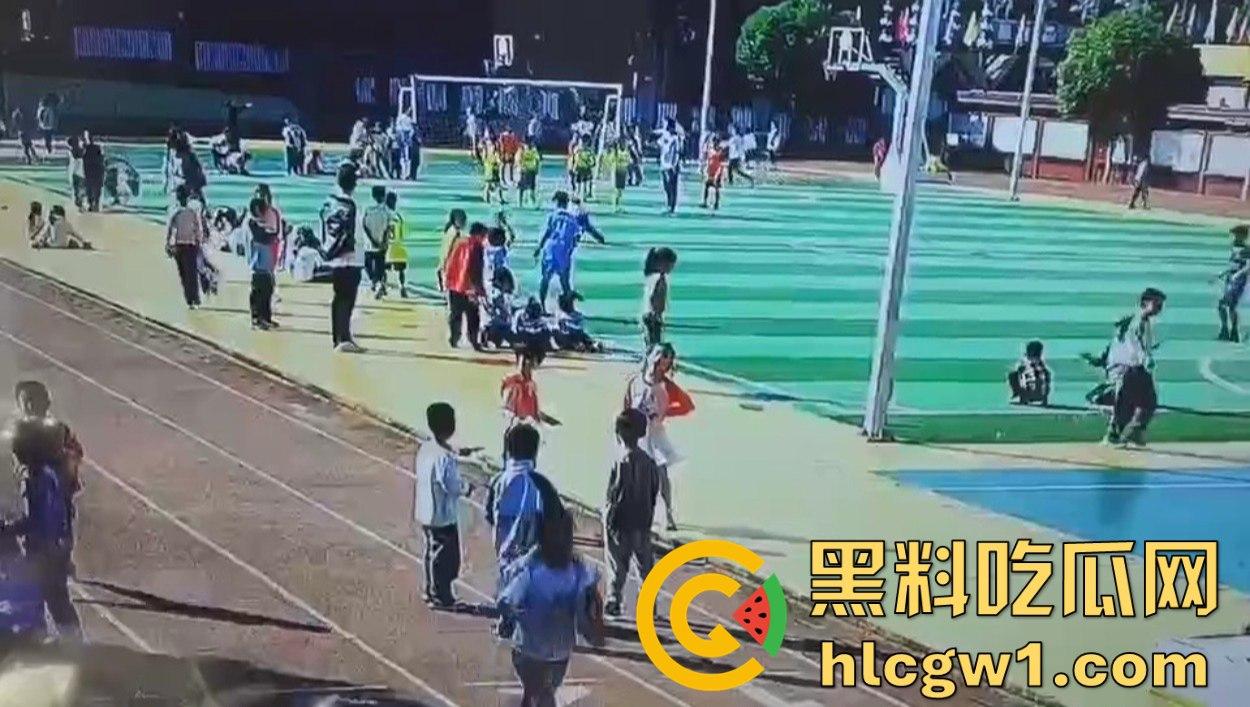 河北承德小学惊现暴力小萝莉!操场上猛踢同班男孩,下脚毫不留情,果然小小年纪就带劲!-6