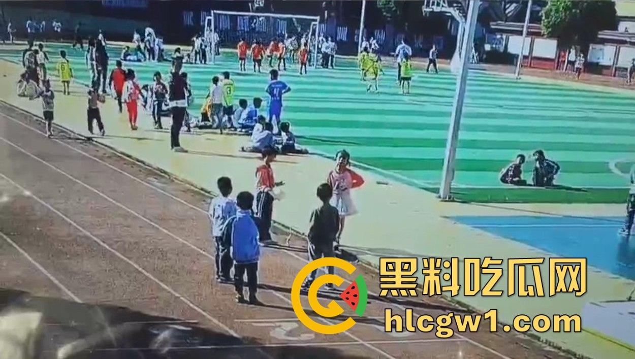 河北承德小学惊现暴力小萝莉!操场上猛踢同班男孩,下脚毫不留情,果然小小年纪就带劲!-7