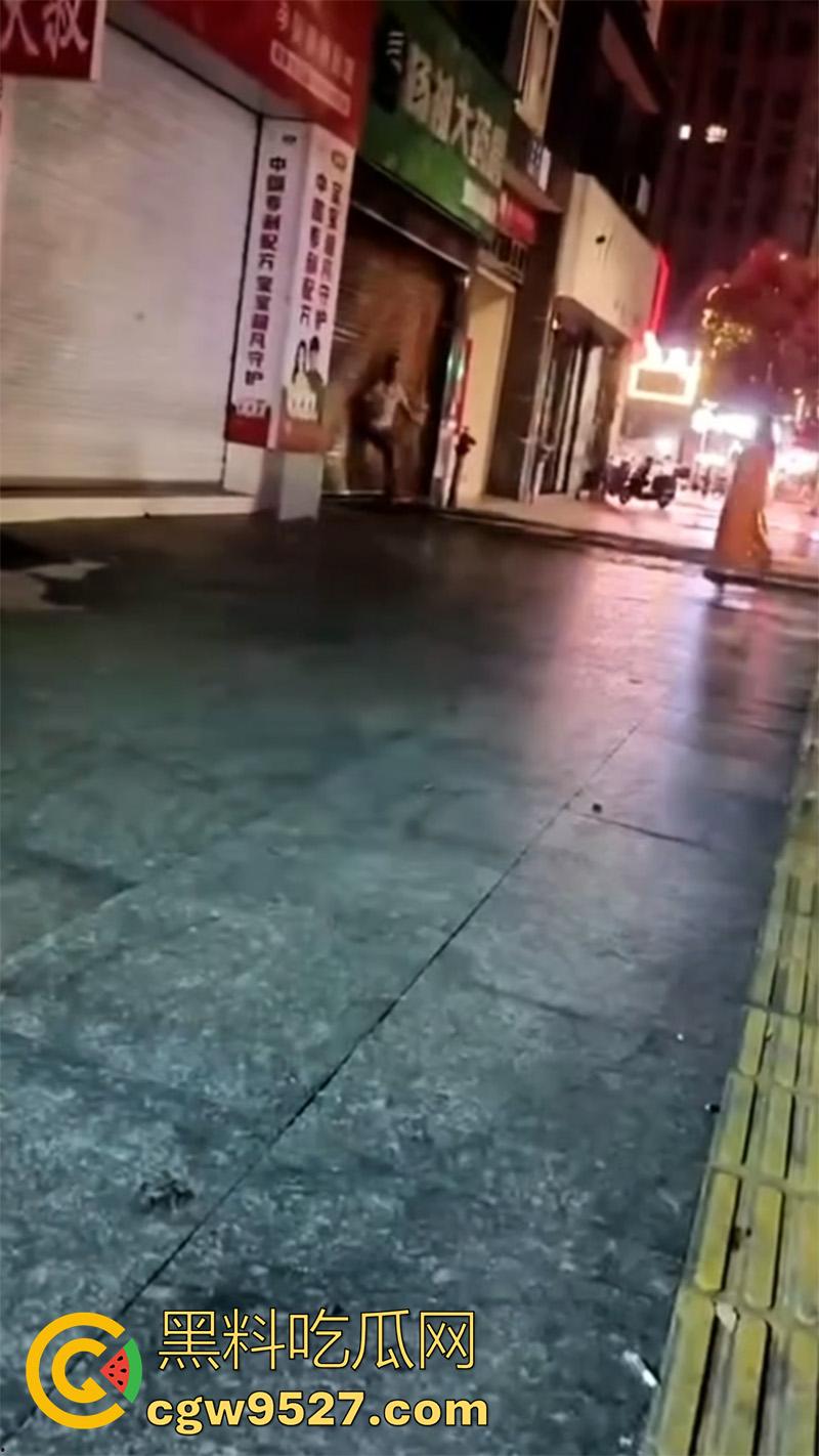 胆子很小但色心不小啊,女子开房偷情被老公发现,情夫躲在店里不敢出来,老公几次破门都失败了!-1