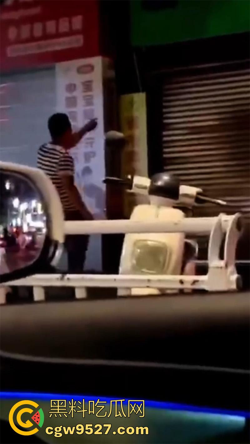 胆子很小但色心不小啊,女子开房偷情被老公发现,情夫躲在店里不敢出来,老公几次破门都失败了!-2