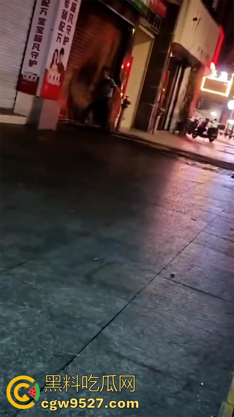 胆子很小但色心不小啊,女子开房偷情被老公发现,情夫躲在店里不敢出来,老公几次破门都失败了!-3