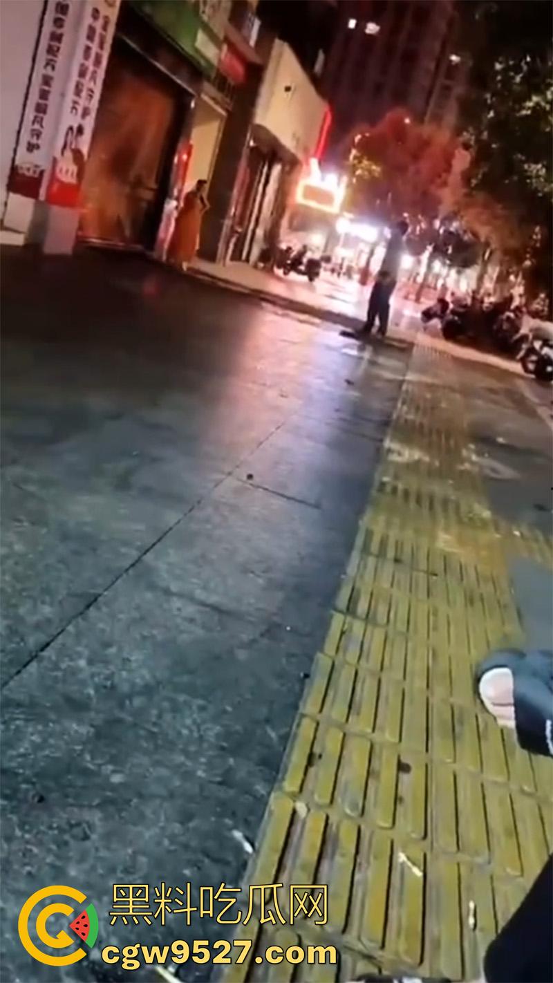 胆子很小但色心不小啊,女子开房偷情被老公发现,情夫躲在店里不敢出来,老公几次破门都失败了!-4