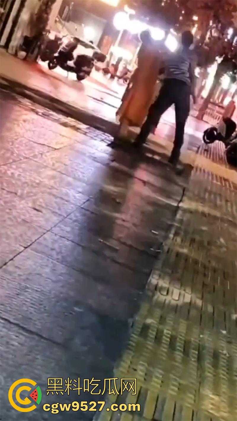 胆子很小但色心不小啊,女子开房偷情被老公发现,情夫躲在店里不敢出来,老公几次破门都失败了!-5