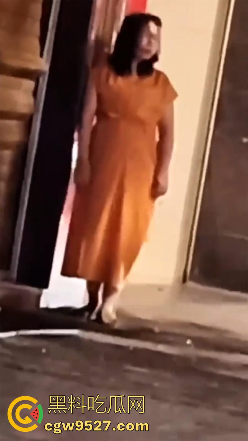 胆子很小但色心不小啊,女子开房偷情被老公发现,情夫躲在店里不敢出来,老公几次破门都失败了!-6