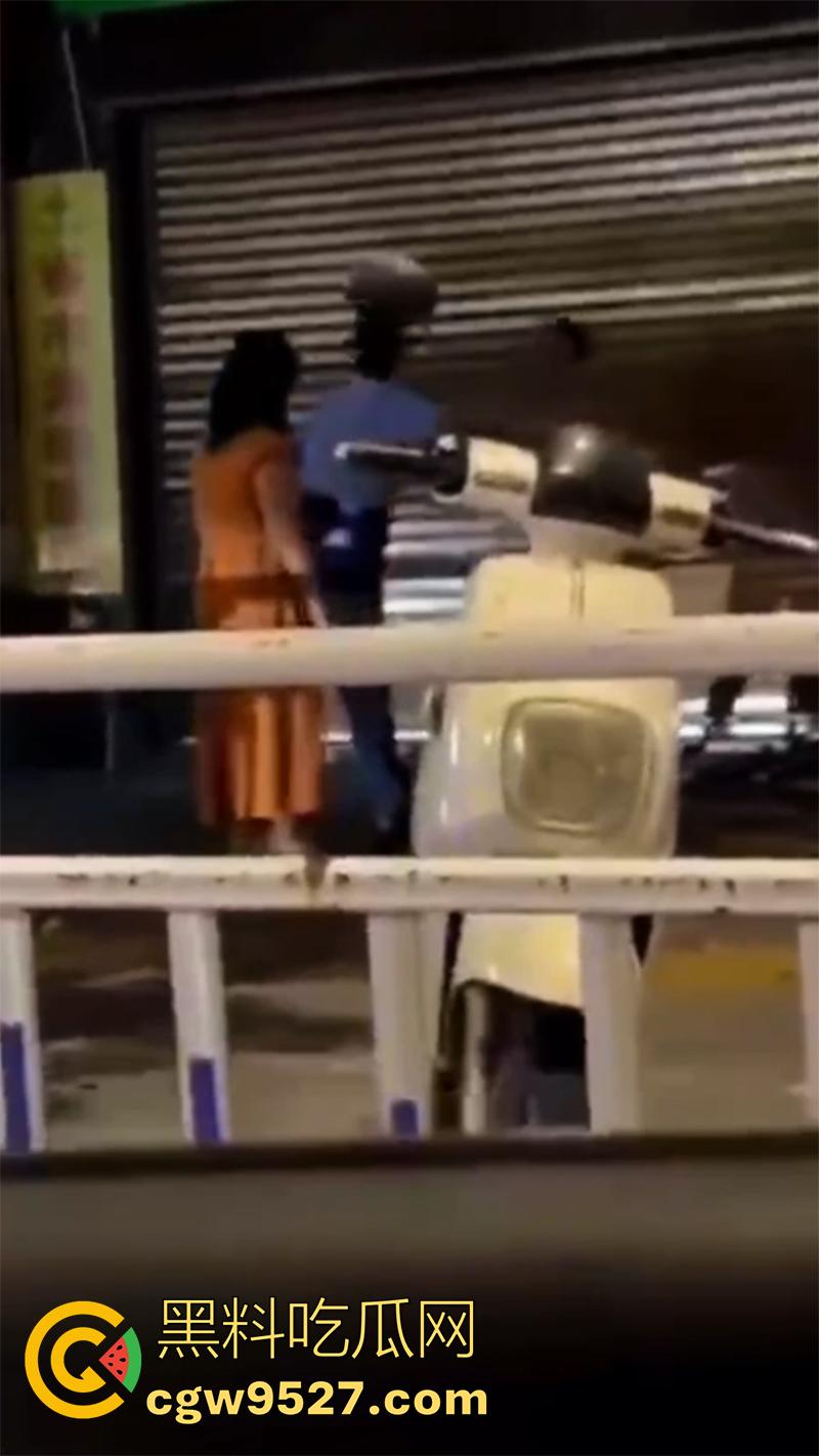 胆子很小但色心不小啊,女子开房偷情被老公发现,情夫躲在店里不敢出来,老公几次破门都失败了!-7