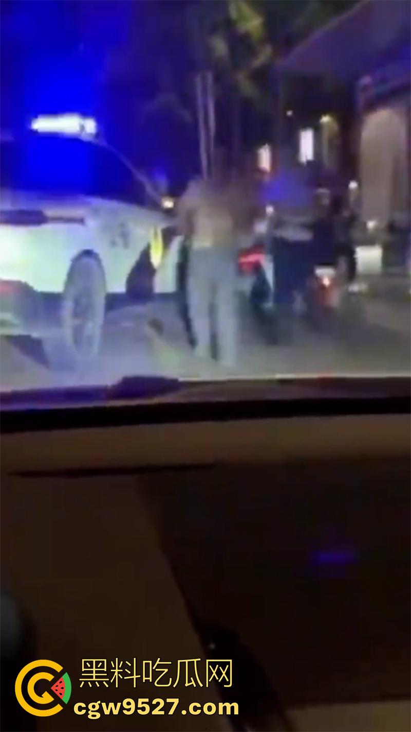 胆子很小但色心不小啊,女子开房偷情被老公发现,情夫躲在店里不敢出来,老公几次破门都失败了!-8