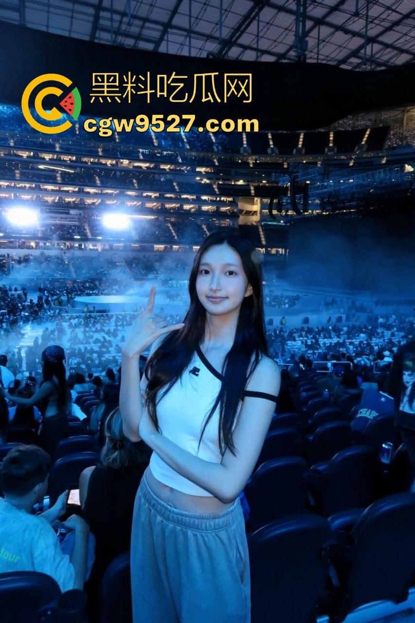 感谢时代少年团上海演唱会！一张门票换一顿操，追星女神终于被我无套后入，原来追星的女孩这么容易拿下！-4