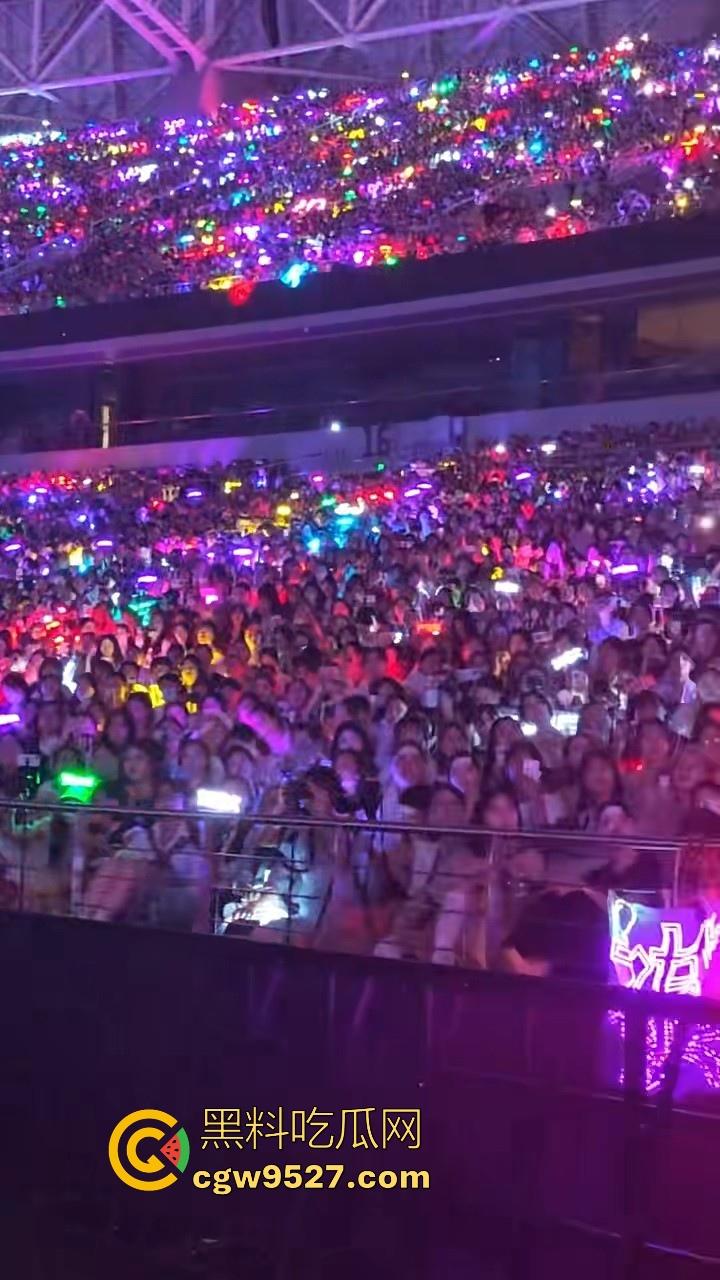 感谢时代少年团上海演唱会！一张门票换一顿操，追星女神终于被我无套后入，原来追星的女孩这么容易拿下！-7