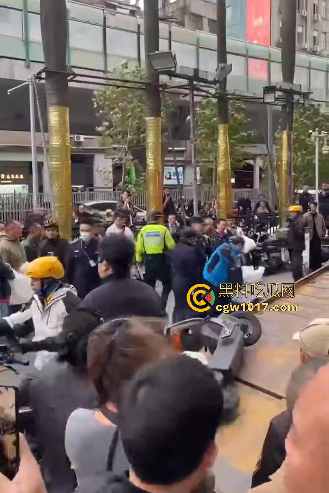11月17日交警拖车引骑手强烈不满，外卖小哥怒砸电动车，多人拉扯互殴现场混乱，饿了么小哥直接吼警察！-1