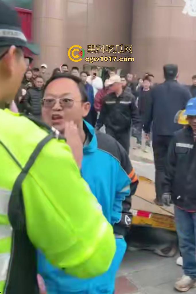 11月17日交警拖车引骑手强烈不满，外卖小哥怒砸电动车，多人拉扯互殴现场混乱，饿了么小哥直接吼警察！-7