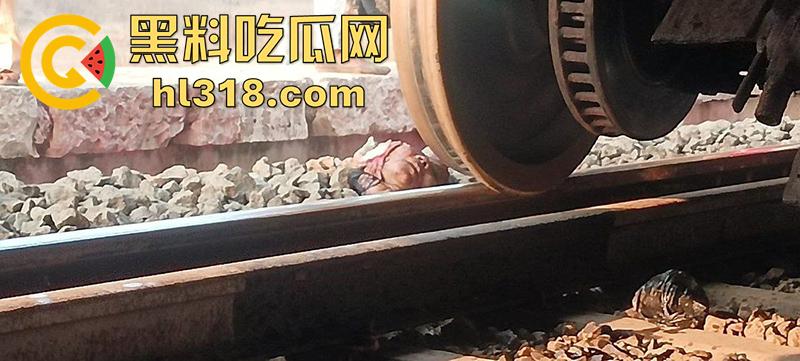 印度谣言造成大祸,大聪明编造车厢着火谣言,导致气氛混乱多人跳车逃生,被疾驰而来的火车撞死!-1