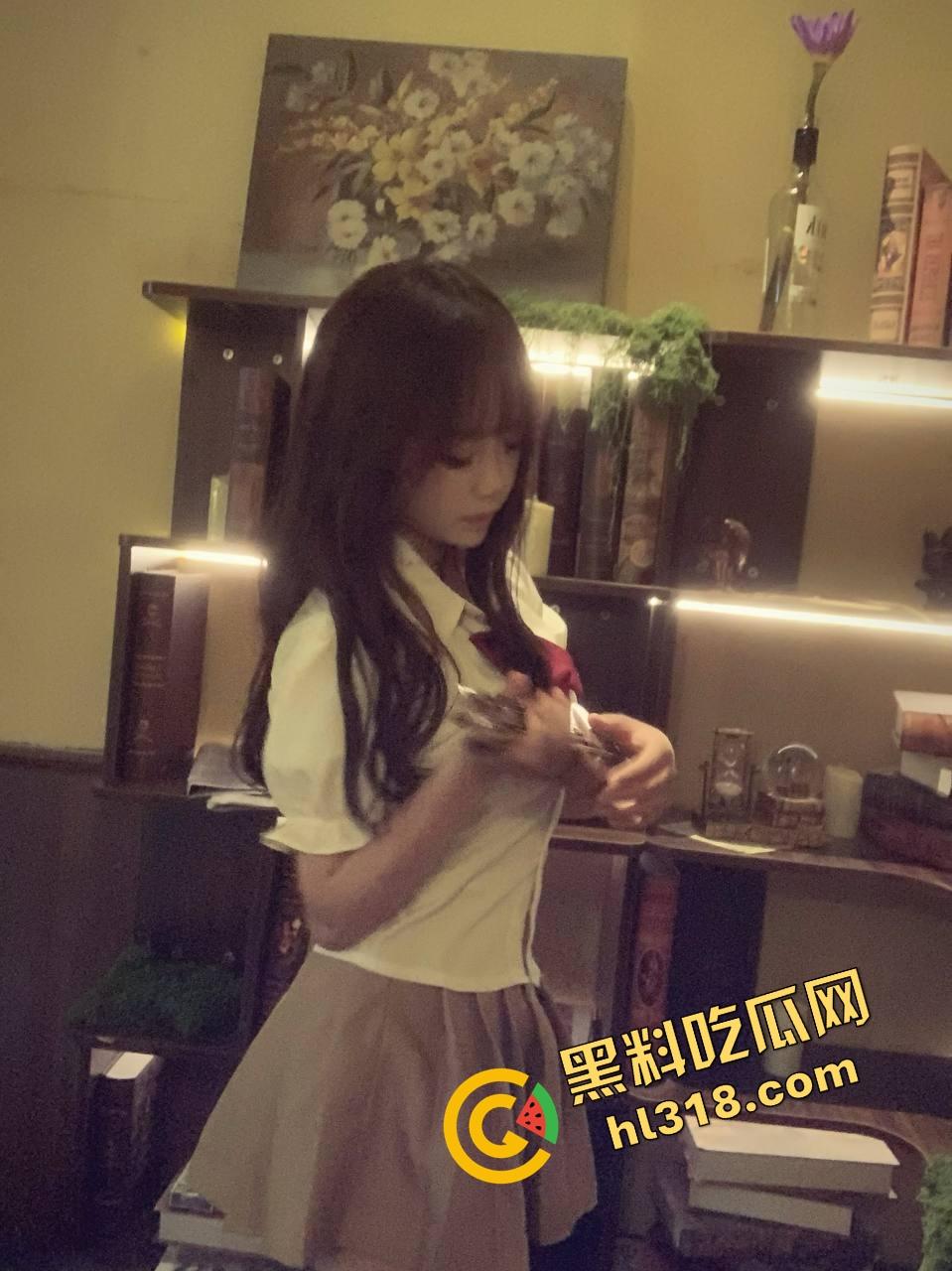 360家庭监控真实流出,刚操完老婆高潮,男人射完精就得秒切爹模式,交完作业还得哄娃,男人太难了!-5