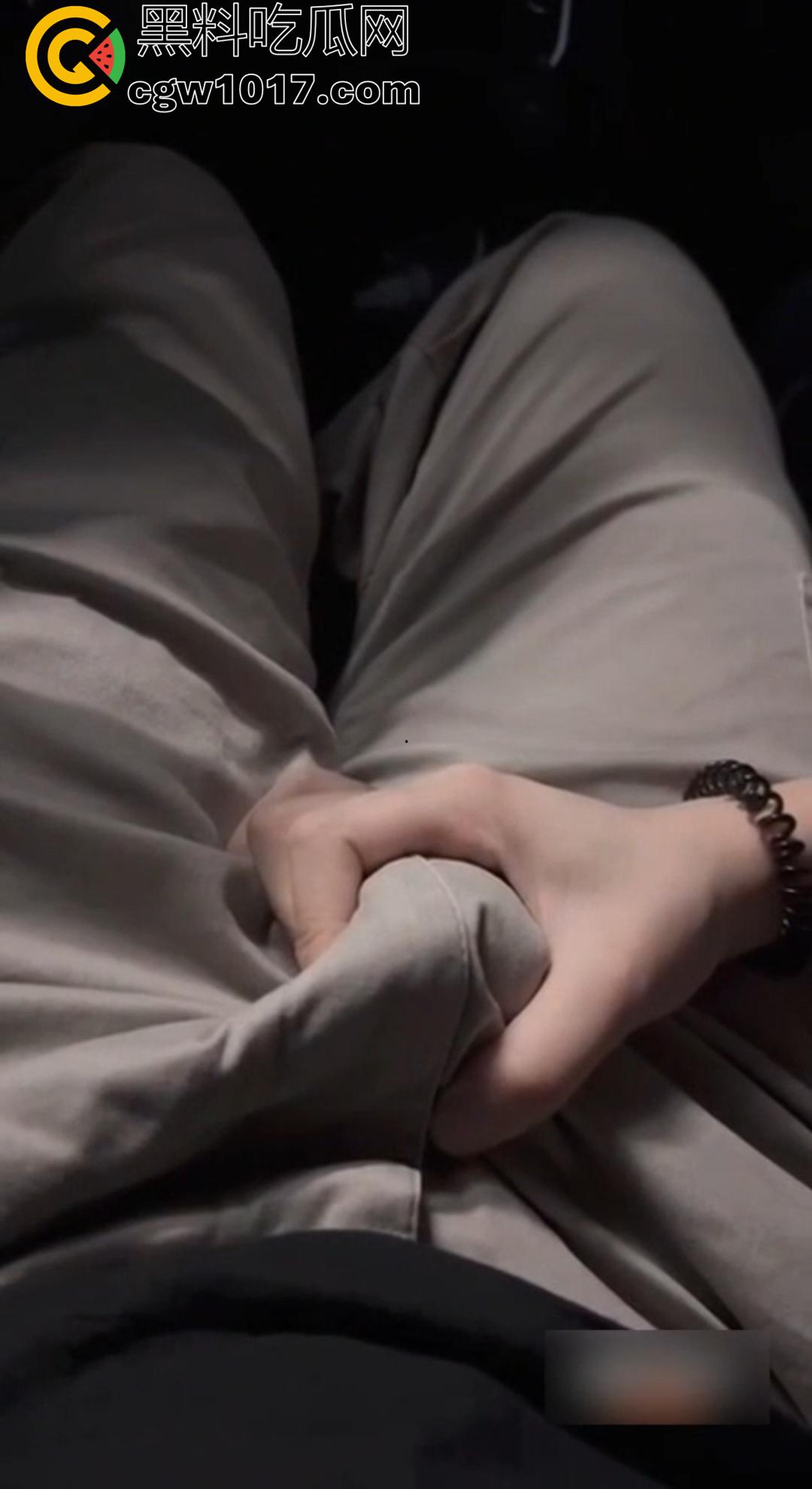 骚货女友在地下停车场坐在副驾驶上直接掰穴发情!撩裙勾魂,男主当场硬到差点停车猛干!-6