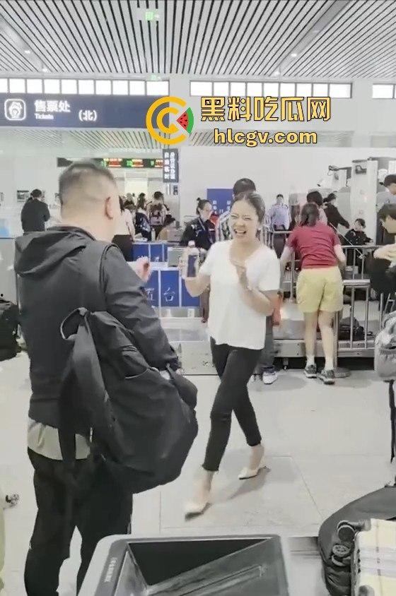 人在囧途现实版『王宝强』喝酒上演！大哥带两大姐坐飞机，白酒不让带，三人安检口对瓶吹干！-2