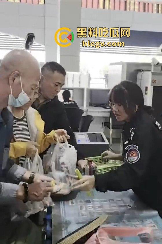 人在囧途现实版『王宝强』喝酒上演！大哥带两大姐坐飞机，白酒不让带，三人安检口对瓶吹干！-6