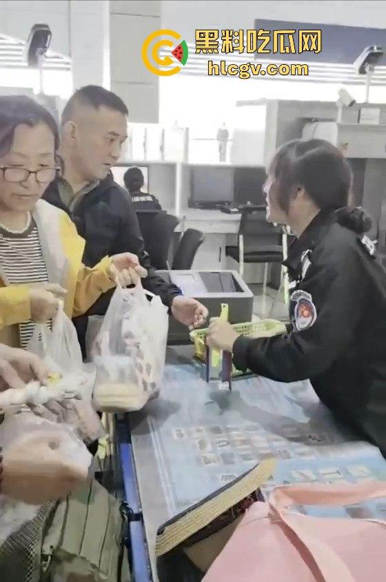 人在囧途现实版『王宝强』喝酒上演！大哥带两大姐坐飞机，白酒不让带，三人安检口对瓶吹干！-7