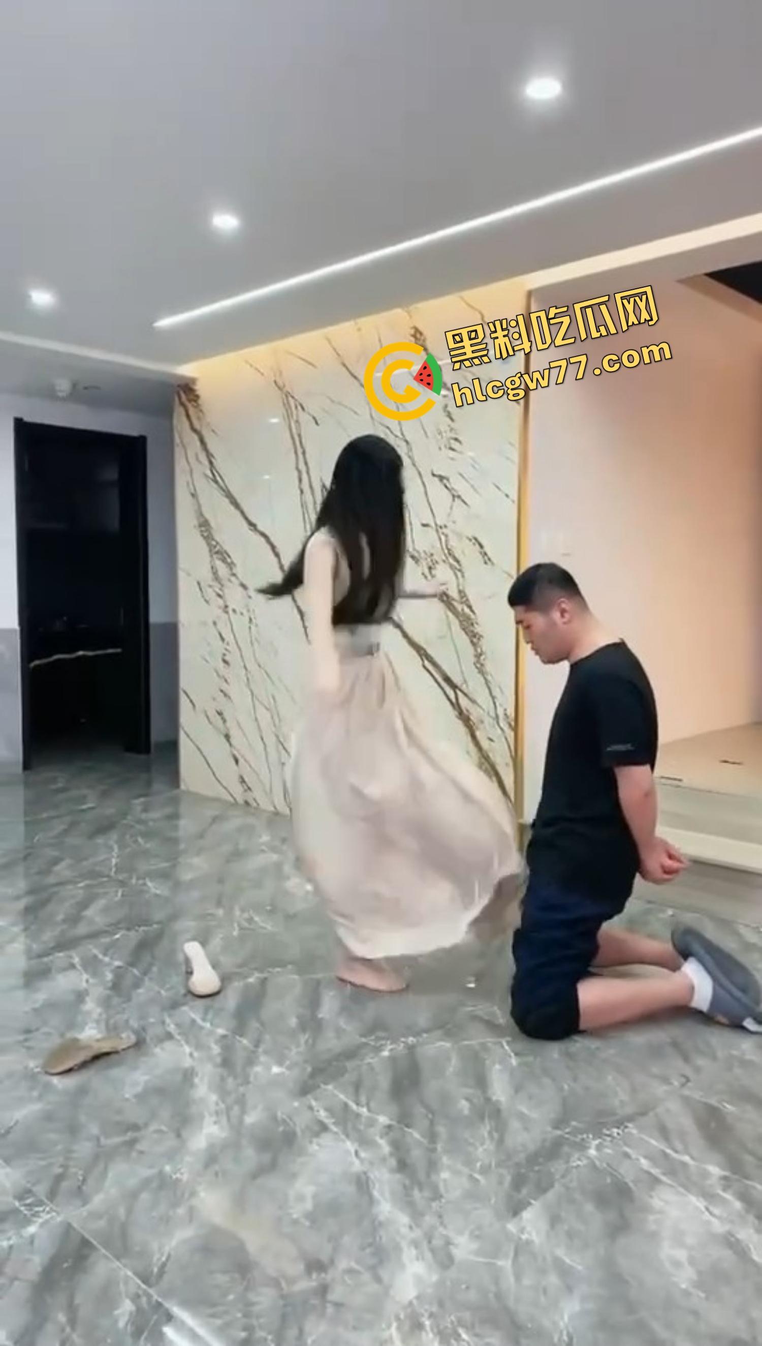 龟男520舔到极致,为了透女友批甘愿被踢蛋求饶,档都快废了,但今晚一定要日到!-7