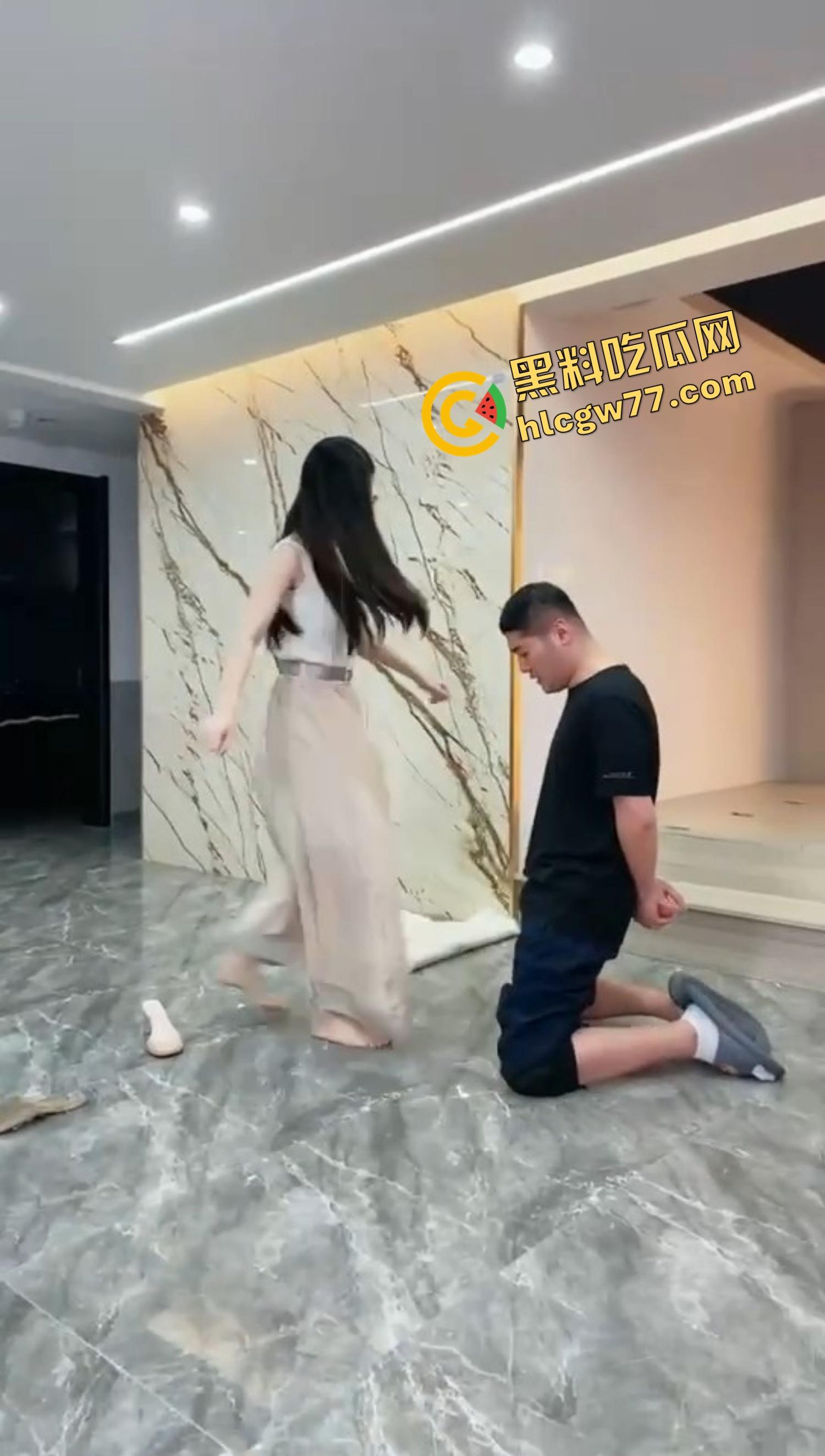 龟男520舔到极致,为了透女友批甘愿被踢蛋求饶,档都快废了,但今晚一定要日到!-8