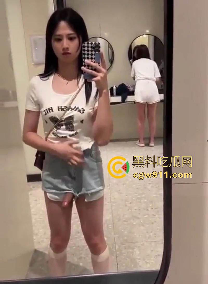 女装大佬挑战女厕所撸屌！清秀妆容下暗藏巨屌，当众对镜自慰喷射，巨屌一亮，瞬间颠覆三观！-4