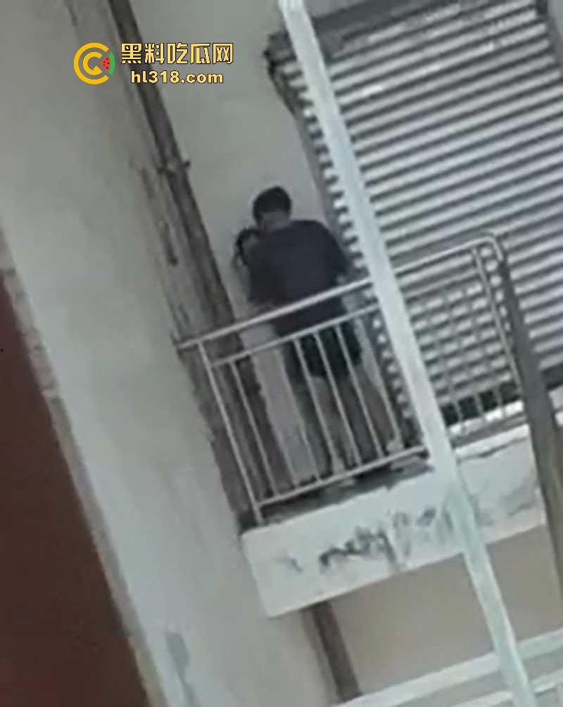 四川仁寿第二职高,小情侣楼梯间激情性爱,少女墙角舔屌被偷拍,在校园上演活春宫,刺激无比!-5