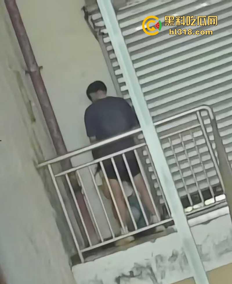 四川仁寿第二职高,小情侣楼梯间激情性爱,少女墙角舔屌被偷拍,在校园上演活春宫,刺激无比!-8