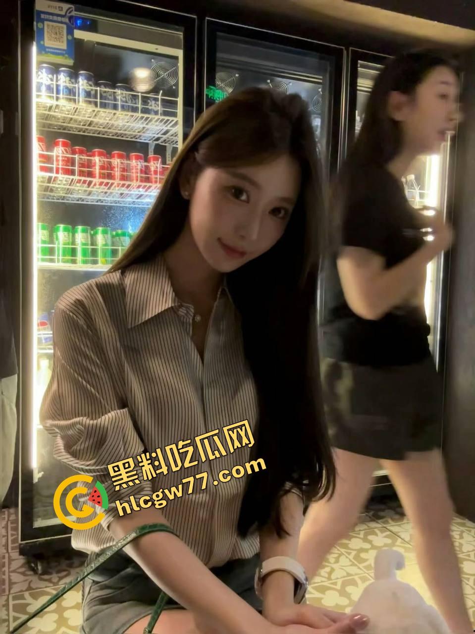 女友嘴上说一个人去三亚散心，背地里跟别的男人酒店爽翻，舔狗男友被绿到发光，三亚沙滩成了女友炮房！-15