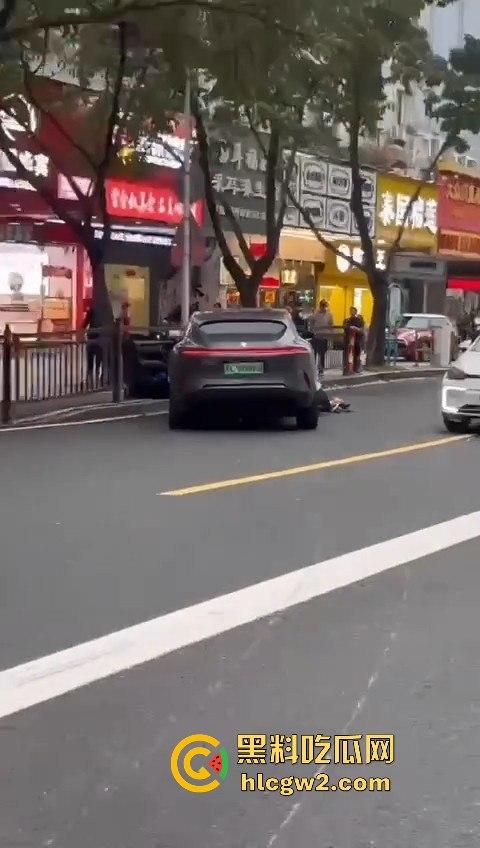 珠海夏湾新能源车失控,撞飞3人血溅街头,司机冷漠围观群众怒骂缺德玩意儿!-2
