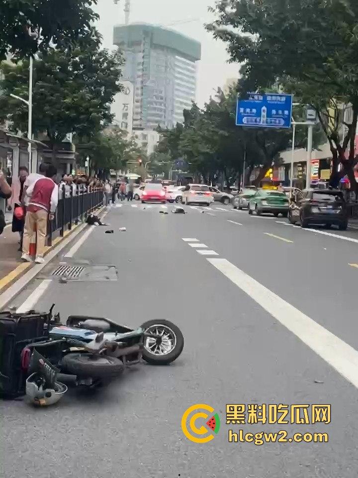 珠海夏湾新能源车失控,撞飞3人血溅街头,司机冷漠围观群众怒骂缺德玩意儿!-3