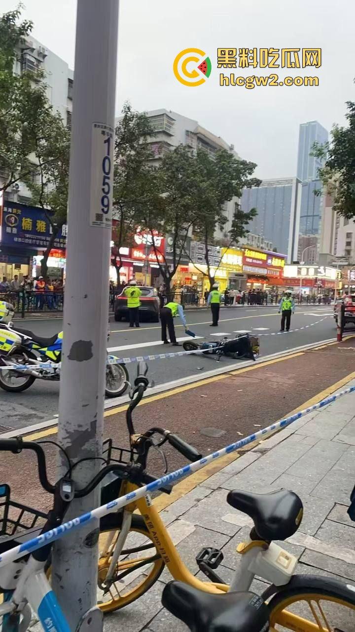 珠海夏湾新能源车失控,撞飞3人血溅街头,司机冷漠围观群众怒骂缺德玩意儿!-4