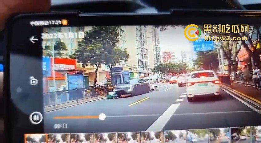 珠海夏湾新能源车失控,撞飞3人血溅街头,司机冷漠围观群众怒骂缺德玩意儿!-5