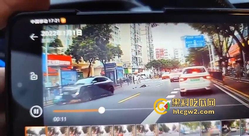 珠海夏湾新能源车失控,撞飞3人血溅街头,司机冷漠围观群众怒骂缺德玩意儿!-7