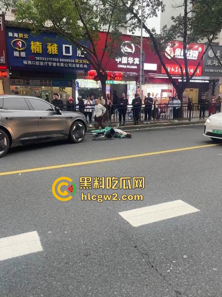 珠海夏湾新能源车失控,撞飞3人血溅街头,司机冷漠围观群众怒骂缺德玩意儿!-8