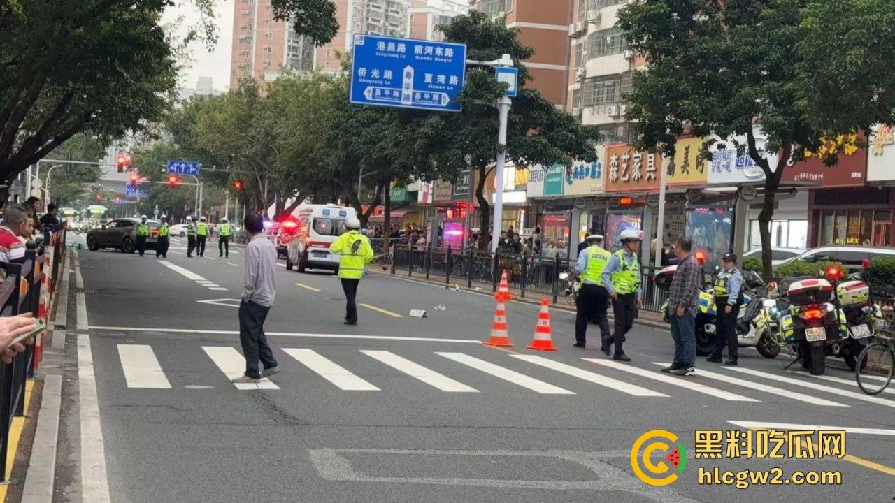 珠海夏湾新能源车失控,撞飞3人血溅街头,司机冷漠围观群众怒骂缺德玩意儿!-9
