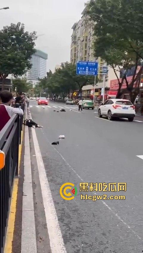 珠海夏湾新能源车失控,撞飞3人血溅街头,司机冷漠围观群众怒骂缺德玩意儿!-10