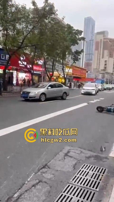 珠海夏湾新能源车失控,撞飞3人血溅街头,司机冷漠围观群众怒骂缺德玩意儿!-11
