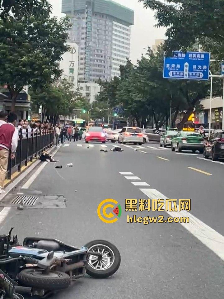 珠海夏湾新能源车失控,撞飞3人血溅街头,司机冷漠围观群众怒骂缺德玩意儿!-12