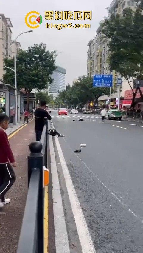 珠海夏湾新能源车失控,撞飞3人血溅街头,司机冷漠围观群众怒骂缺德玩意儿!-13
