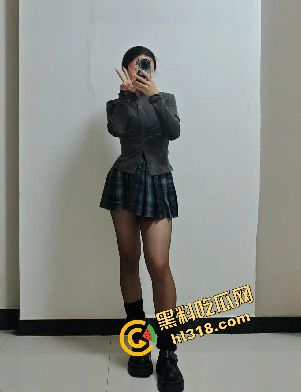 一手锅铲一手菜刀,妹子切着菜背后偷袭被人从背后顶住猛钻菊花,后庭前庭连环舔,围裙下全是水!-1