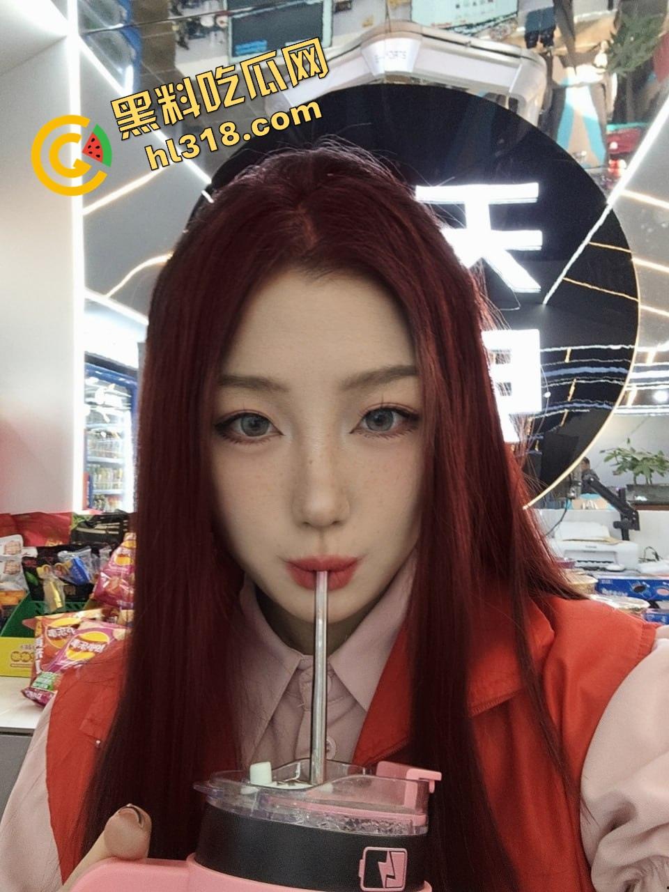 一手锅铲一手菜刀,妹子切着菜背后偷袭被人从背后顶住猛钻菊花,后庭前庭连环舔,围裙下全是水!-2