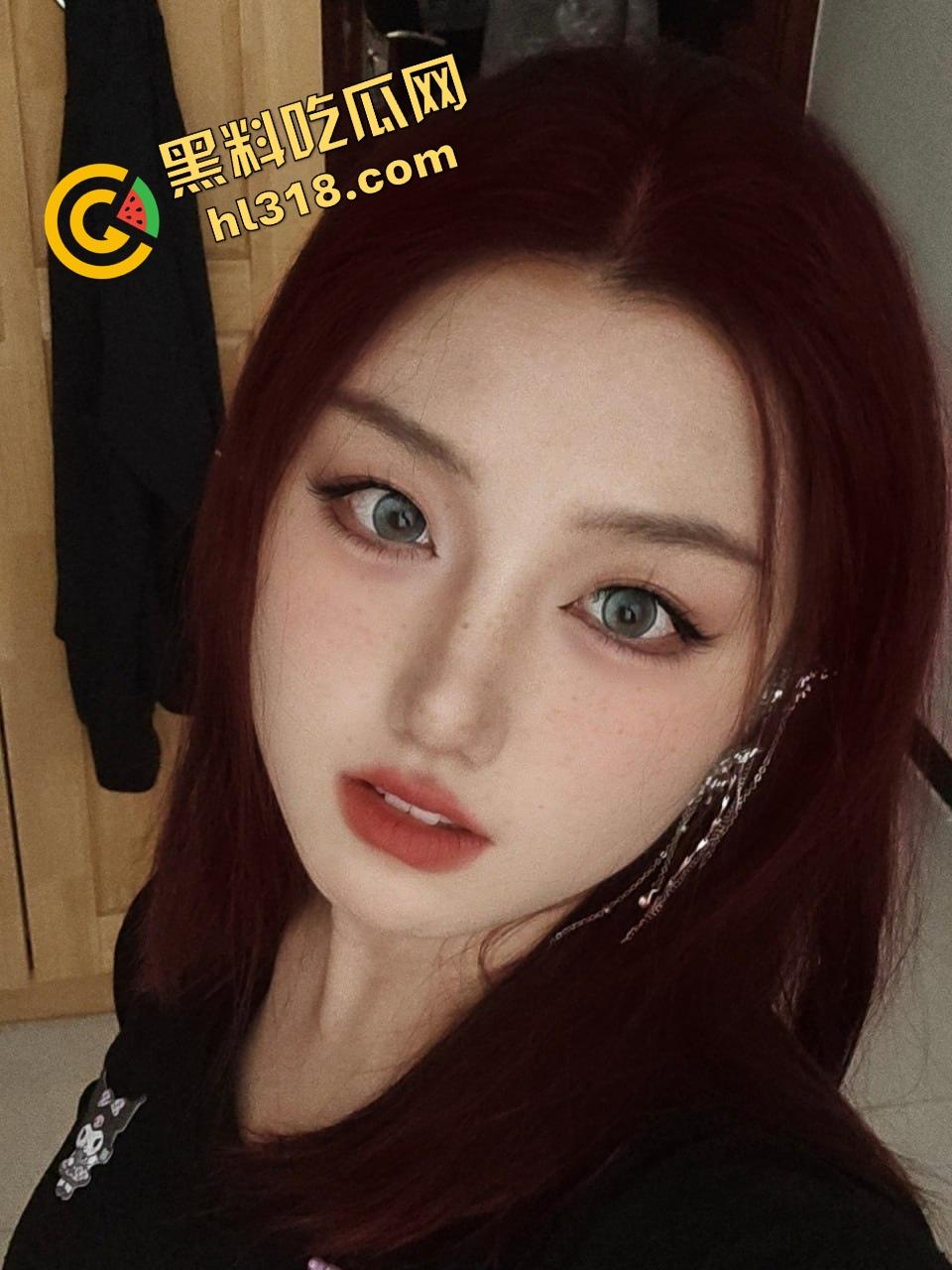 一手锅铲一手菜刀,妹子切着菜背后偷袭被人从背后顶住猛钻菊花,后庭前庭连环舔,围裙下全是水!-3