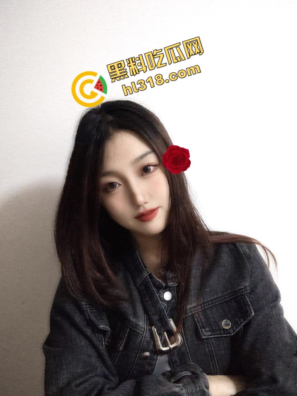 一手锅铲一手菜刀,妹子切着菜背后偷袭被人从背后顶住猛钻菊花,后庭前庭连环舔,围裙下全是水!-4