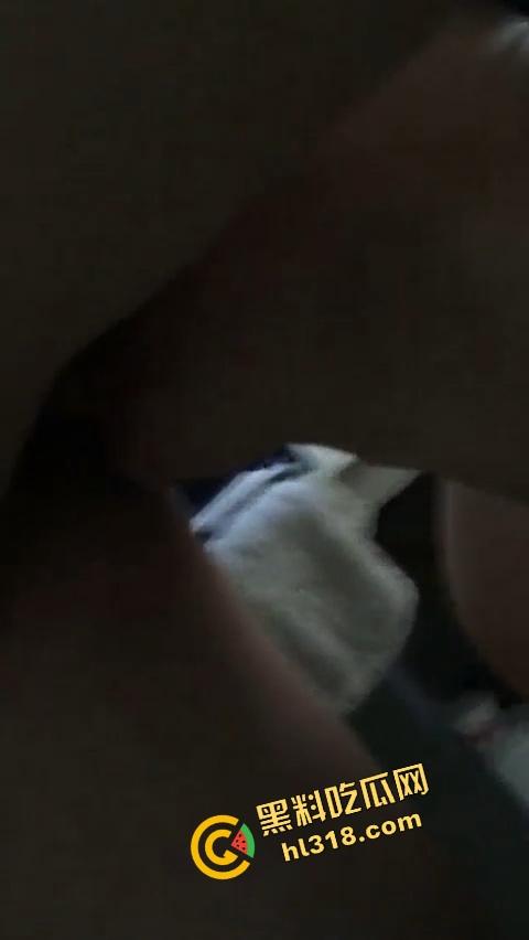 一手锅铲一手菜刀,妹子切着菜背后偷袭被人从背后顶住猛钻菊花,后庭前庭连环舔,围裙下全是水!-14